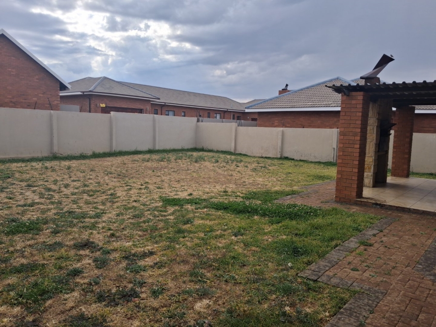 To Let 3 Bedroom Property for Rent in Hillside Free State